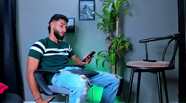 Snapshot of Damian_022 chatting on 01-11-25, 04:38 Damian 022 online show from 01-11-25, 04:38