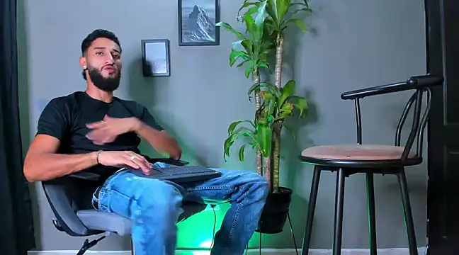 Snapshot of Damian_022 chatting on 01-15-25, 11:40 Damian 022 online show from 01-15-25, 11:40