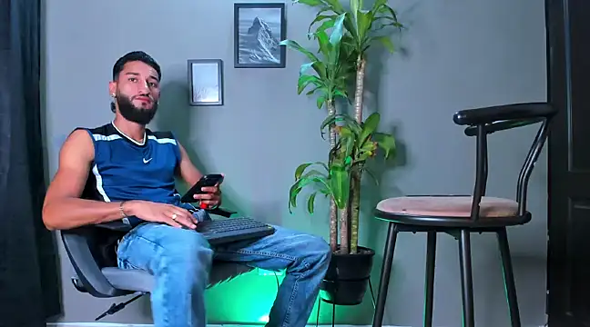 Snapshot of Damian_022 chatting on 01-19-25, 04:14 Damian 022 online show from 01-19-25, 04:14