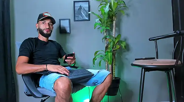 Snapshot of Damian_022 chatting on 01-22-25, 10:48 Damian 022 online show from 01-22-25, 10:48