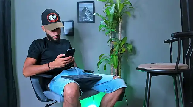 Snapshot of Damian_022 chatting on 01-23-25, 03:48 Damian 022 online show from 01-23-25, 03:48