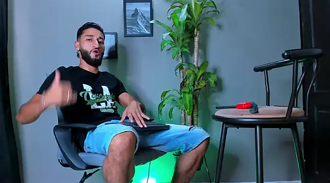 Snapshot of Damian_022 chatting on 01-24-25, 07:49 Damian 022 online show from 01-24-25, 07:49