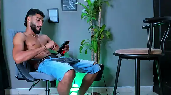 Snapshot of Damian_022 chatting on 01-24-25, 10:51 Damian 022 online show from 01-24-25, 10:51