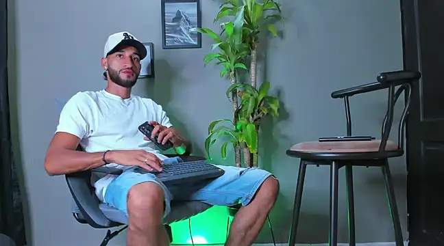 Snapshot of Damian_022 chatting on 02-09-25, 04:46 Damian 022 online show from 02-09-25, 04:46