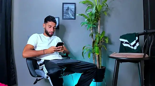 Snapshot of Damian_022 chatting on 02-19-25, 04:00 Damian 022 online show from 02-19-25, 04:00