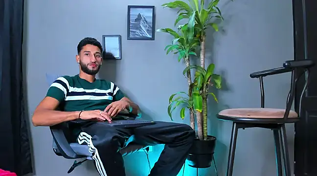 Snapshot of Damian_022 chatting on 02-19-25, 09:25 Damian 022 online show from 02-19-25, 09:25