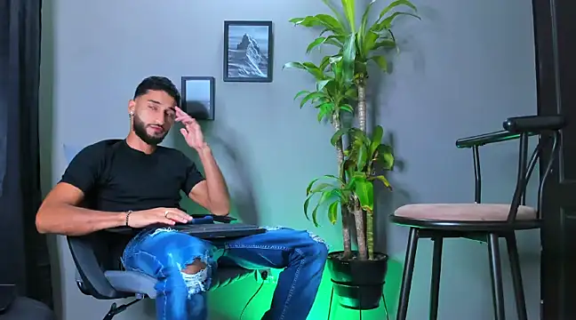 Snapshot of Damian_022 chatting on 02-22-25, 01:00 Damian 022 online show from 02-22-25, 01:00