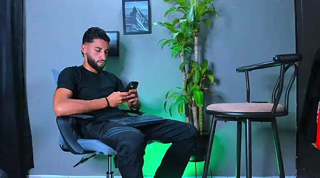 Snapshot of Damian_022 chatting on 02-25-25, 12:34 Damian 022 online show from 02-25-25, 12:34