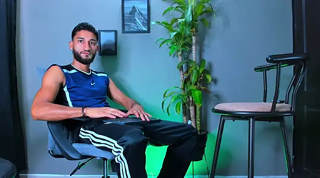 Snapshot of Damian_022 chatting on 02-26-25, 01:41 Damian 022 online show from 02-26-25, 01:41