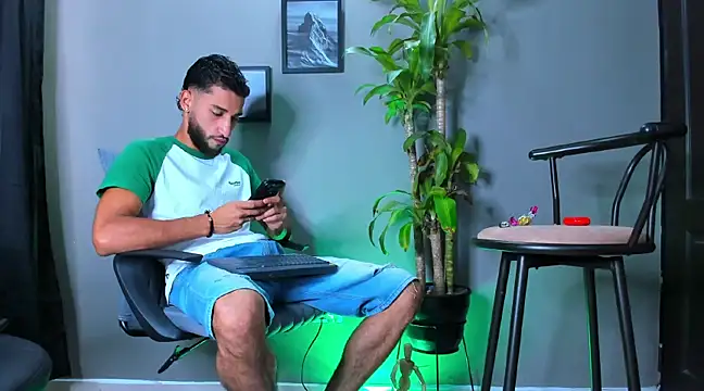 Snapshot of Damian_022 chatting on 03-03-25, 04:56 Damian 022 online show from 03-03-25, 04:56