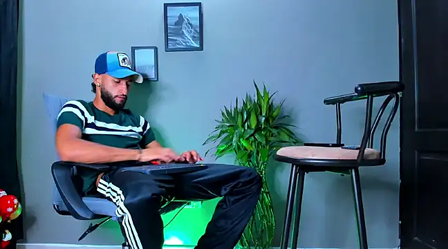 Snapshot of Damian_022 chatting on 03-11-25, 12:00 Damian 022 online show from 03-11-25, 12:00