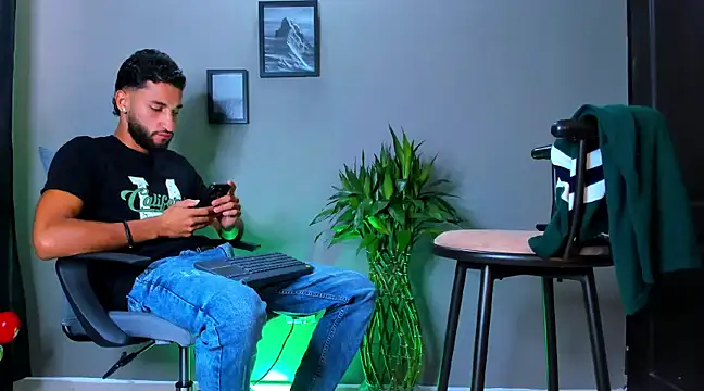 Snapshot of Damian_022 chatting on 03-11-25, 04:51 Damian 022 online show from 03-11-25, 04:51