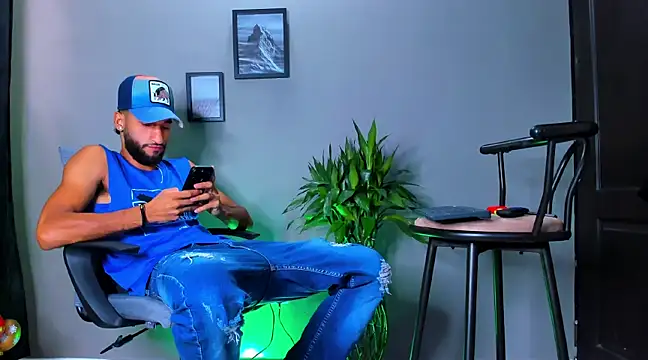 Snapshot of Damian_022 chatting on 03-12-25, 05:17 Damian 022 online show from 03-12-25, 05:17