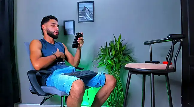 Snapshot of Damian_022 chatting on 03-14-25, 09:54 Damian 022 online show from 03-14-25, 09:54