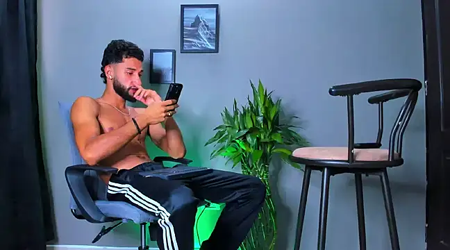 Snapshot of Damian_022 chatting on 03-19-25, 03:19 Damian 022 online show from 03-19-25, 03:19