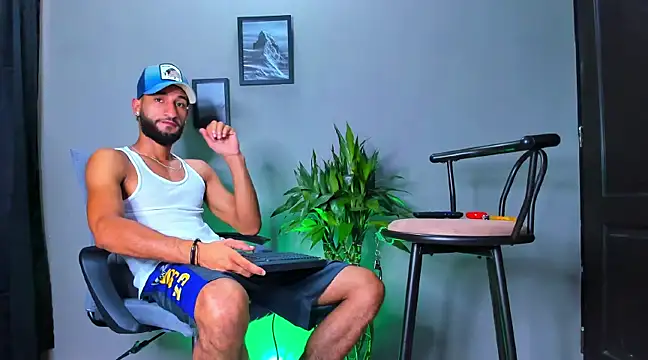 Snapshot of Damian_022 chatting on 03-21-25, 02:18 Damian 022 online show from 03-21-25, 02:18