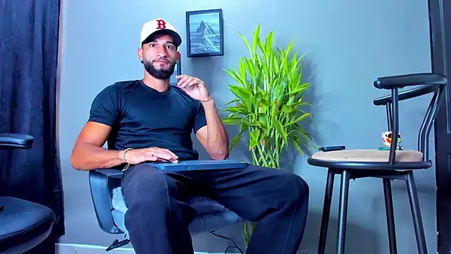 Snapshot of Damian_022 chatting on 09-24-25, 01:58 Damian 022 online show from 09-24-25, 01:58