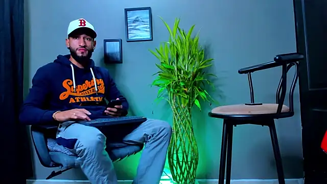 Snapshot of Damian_022 chatting on 10-06-25, 12:02 Damian 022 online show from 10-06-25, 12:02