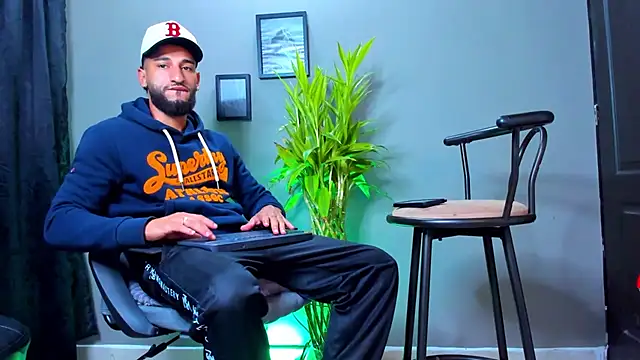 Snapshot of Damian_022 chatting on 10-08-25, 10:57 Damian 022 online show from 10-08-25, 10:57