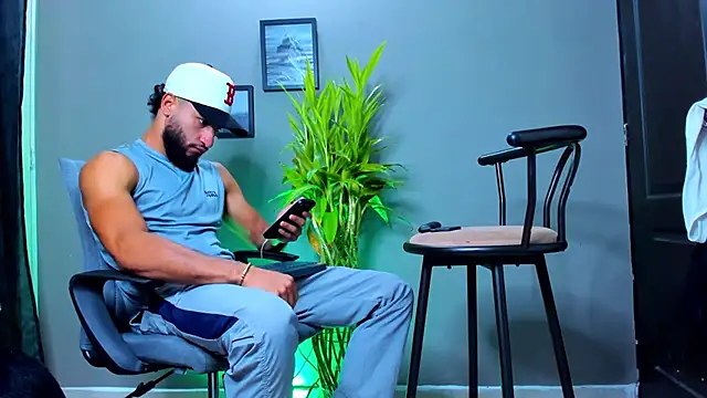 Snapshot of Damian_022 chatting on 10-17-25, 11:57 Damian 022 online show from 10-17-25, 11:57