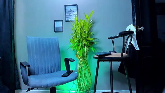 Snapshot of Damian_022 chatting on 10-19-25, 02:18 Damian 022 online show from 10-19-25, 02:18