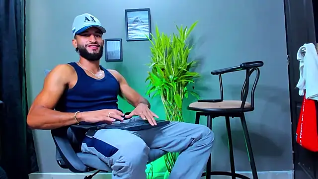 Snapshot of Damian_022 chatting on 10-23-25, 01:32 Damian 022 online show from 10-23-25, 01:32