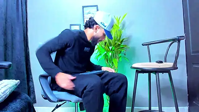 Snapshot of Damian_022 chatting on 10-24-25, 02:13 Damian 022 online show from 10-24-25, 02:13