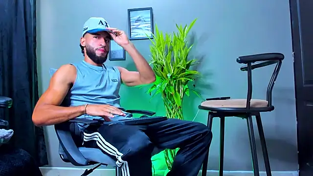 Snapshot of Damian_022 chatting on 10-25-25, 02:13 Damian 022 online show from 10-25-25, 02:13