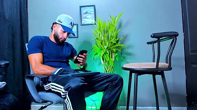 Snapshot of Damian_022 chatting on 10-27-25, 12:09 Damian 022 online show from 10-27-25, 12:09