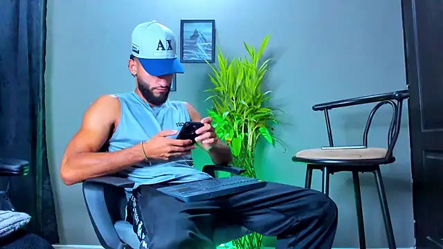 Snapshot of Damian_022 chatting on 11-07-25, 01:55 Damian 022 online show from 11-07-25, 01:55