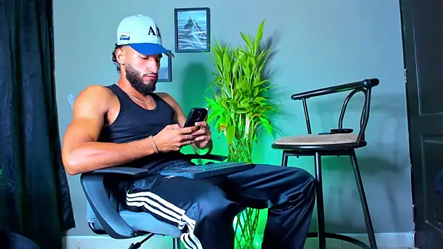 Snapshot of Damian_022 chatting on 11-11-25, 11:32 Damian 022 online show from 11-11-25, 11:32