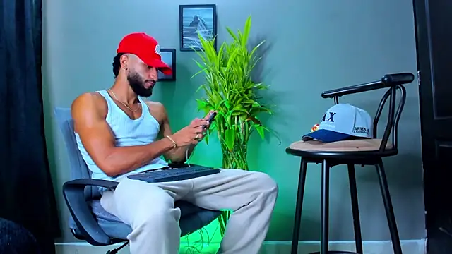 Snapshot of Damian_022 chatting on 11-25-25, 01:11 Damian 022 online show from 11-25-25, 01:11