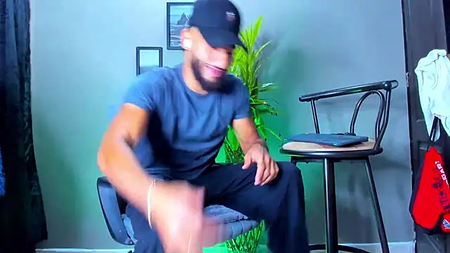 Snapshot of Damian_022 chatting on 01-11-26, 06:13 Damian 022 online show from 01-11-26, 06:13