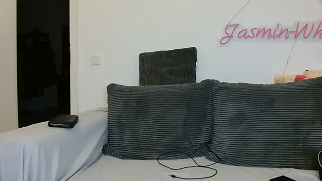 Snapshot of Jasmin-White chatting on 07-01-26, 05:12 Jasmin-White online show from 07-01-26, 05:12