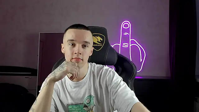 Snapshot of MasonWarholl chatting on 12-14-24, 03:36 MasonWarholl online show from 12-14-24, 03:36