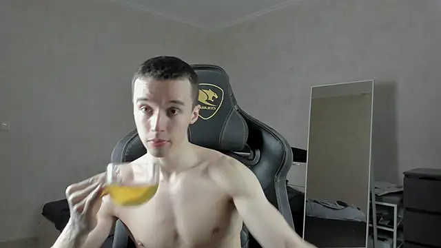 Snapshot of MasonWarholl chatting on 01-16-25, 06:48 MasonWarholl online show from 01-16-25, 06:48