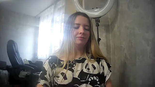 ViolaCandy online show from 10-31-25, 04:57