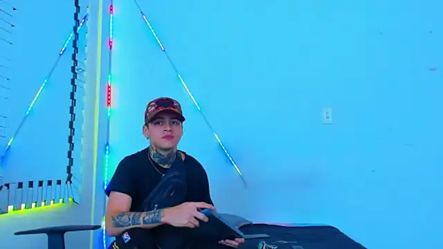 Snapshot of HOT_boy2025 chatting on 09-27-25, 11:43 HOT boy2025 online show from 09-27-25, 11:43