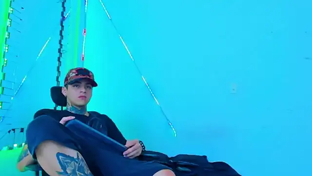 Snapshot of HOT_boy2025 chatting on 09-28-25, 03:50 HOT boy2025 online show from 09-28-25, 03:50