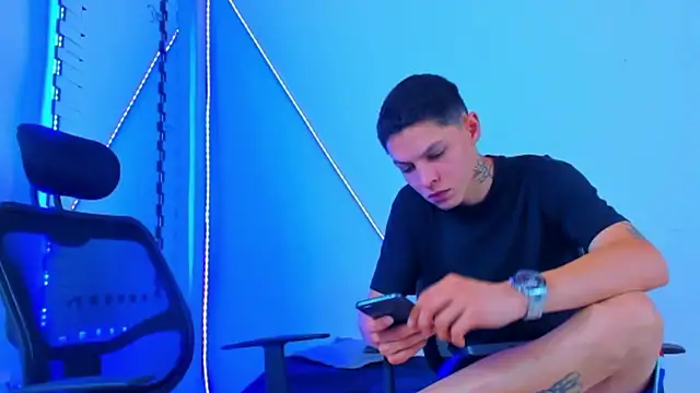 Snapshot of HOT_boy2025 chatting on 10-23-25, 03:06 HOT boy2025 online show from 10-23-25, 03:06