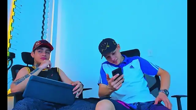 Snapshot of HOT_boy2025 chatting on 11-30-25, 05:00 HOT boy2025 online show from 11-30-25, 05:00