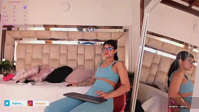 Dapnne  online show from 10-15-25, 12:38