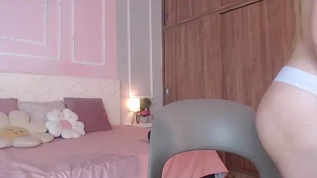 Snapshot of OraLarson chatting on 09-19-25, 11:55 OraLarson online show from 09-19-25, 11:55