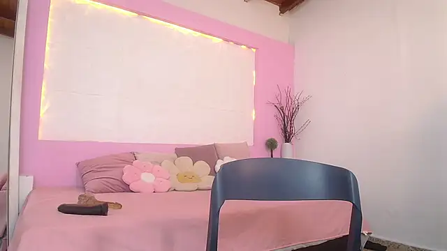 Snapshot of OraLarson chatting on 10-26-25, 12:00 OraLarson online show from 10-26-25, 12:00