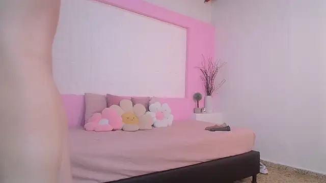 Snapshot of OraLarson chatting on 10-30-25, 12:06 OraLarson online show from 10-30-25, 12:06