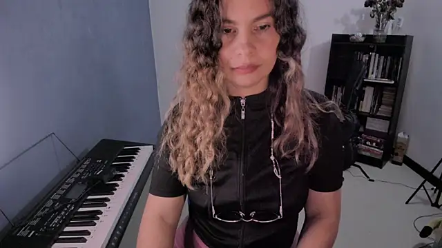 gigi stephans online show from 07-14-26, 01:52