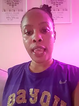 R-thequeen online show from 05-15-26, 10:50