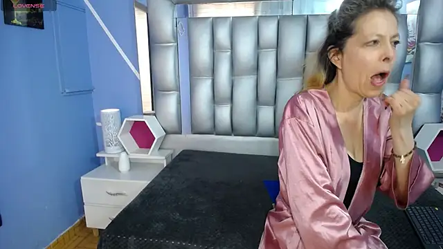 sophia ny online show from 09-10-25, 01:33