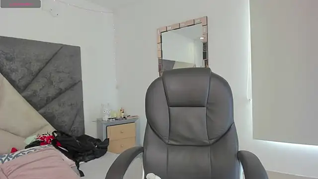 Snapshot of BarbaraKnox_ chatting on 06-09-26, 06:08 BarbaraKnox online show from 06-09-26, 06:08