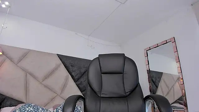 Snapshot of BarbaraKnox_ chatting on 06-20-26, 06:22 BarbaraKnox online show from 06-20-26, 06:22